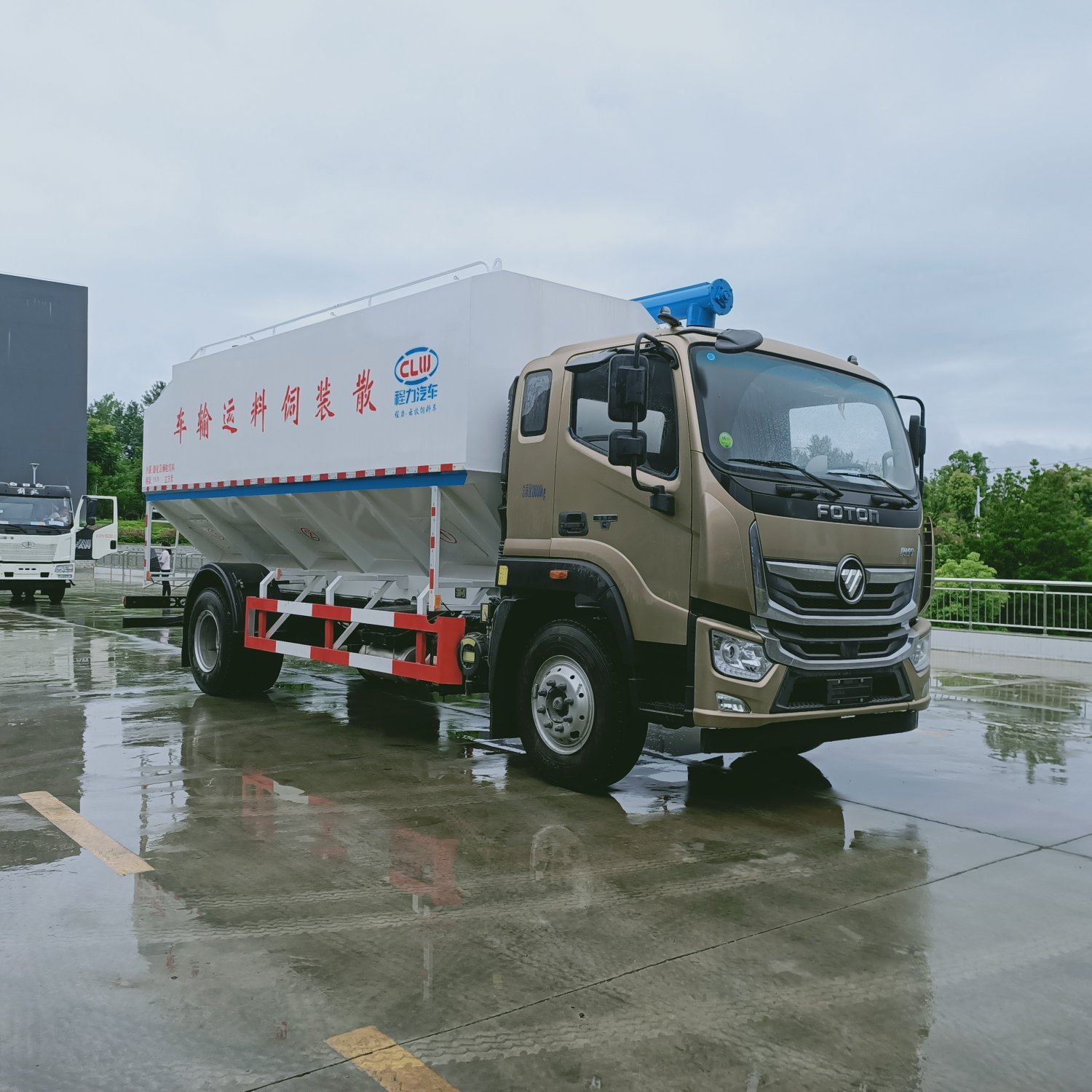 福田奥铃散装饲料运输车