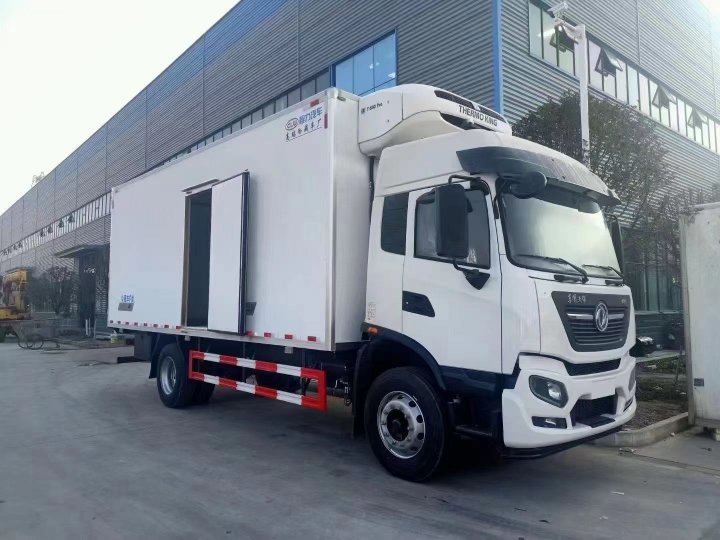东风天锦KR 6.8米冷藏车